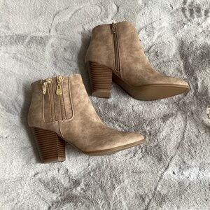 NWOT Guess beige ankle booties size 6